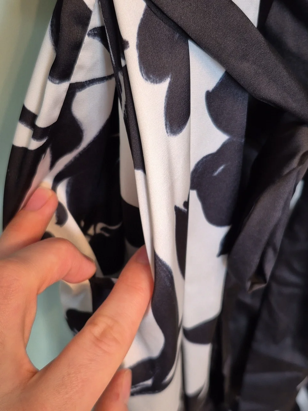 La Vie En Rose Women's Feminine Black & White Floral Satin Robe Size Small - Picture 7 of 9